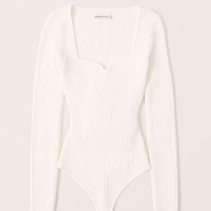 Abercrombie 	
Long-Sleeve Sweetheart Sweater Bodysuit OFF WHITE